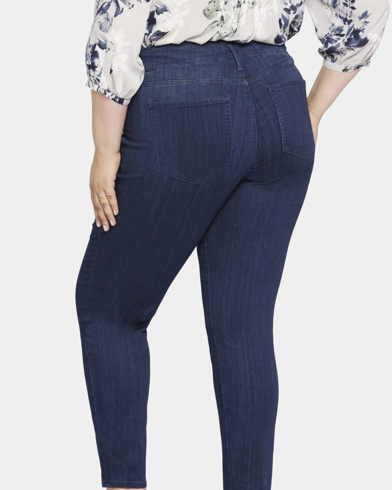 Back of a model wearing a size 14W Ami Skinny Hollywood wb in Highway by NYDJ. | dia_product_style_image_id:239576